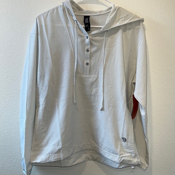 Mountain Hardwear Tops - NWT Mountain Hard Wear Size S/P long sleeve pullover active hooded shirt